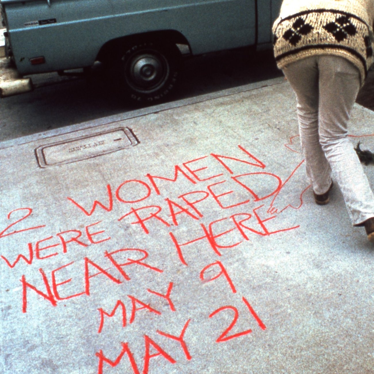 Suzanne Lacy, Guerilla Performance in Three Weeks in May 1977 (detail) © photo courtesy Suzanne Lacy Studio.